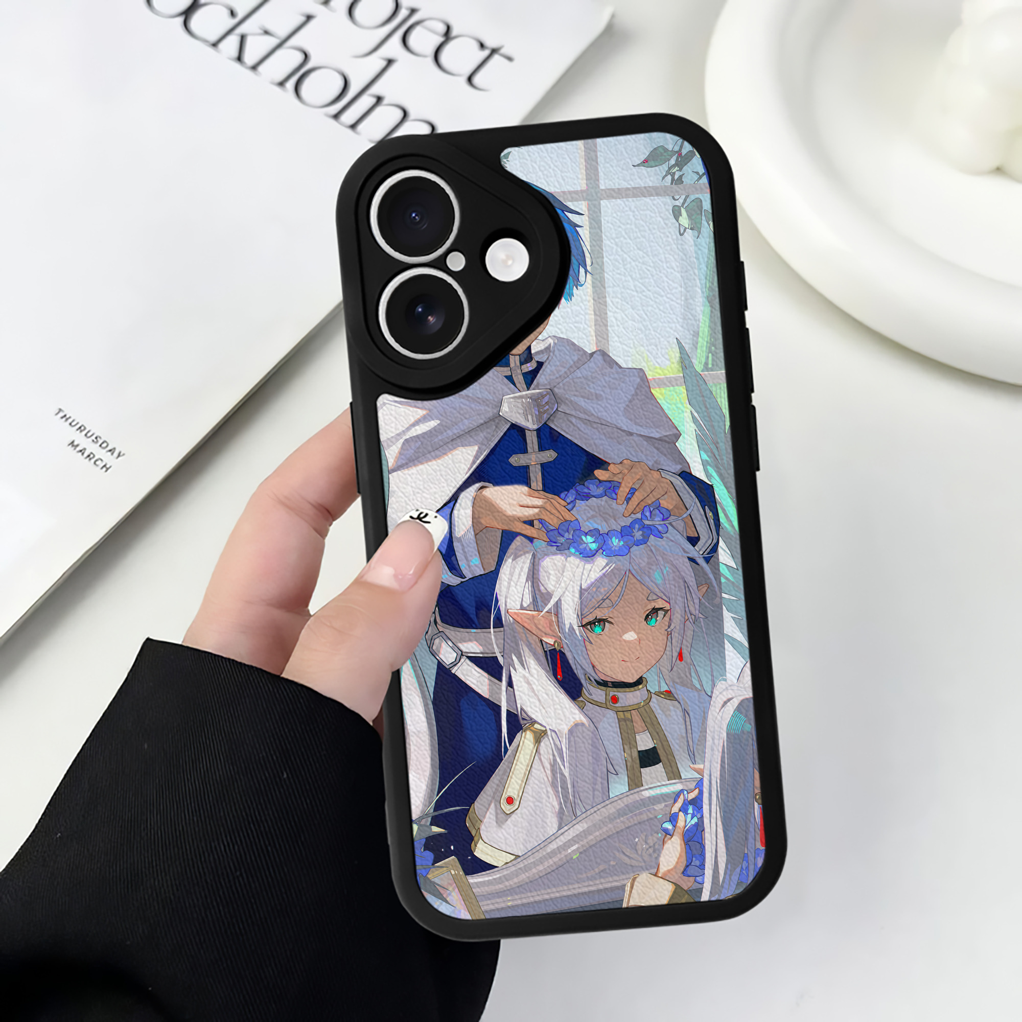 （画像用） 葬送のフリーレン Frieren 【iPhone 16シリーズ対応】シリコンスマホケース（レザー調） 材質：シリコン